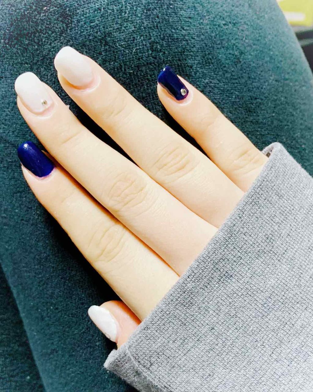 侑凪 on LIPS 「備忘録久しぶりに上げる…明日のイベントに合わせてネイル変更しま..」(2枚目)