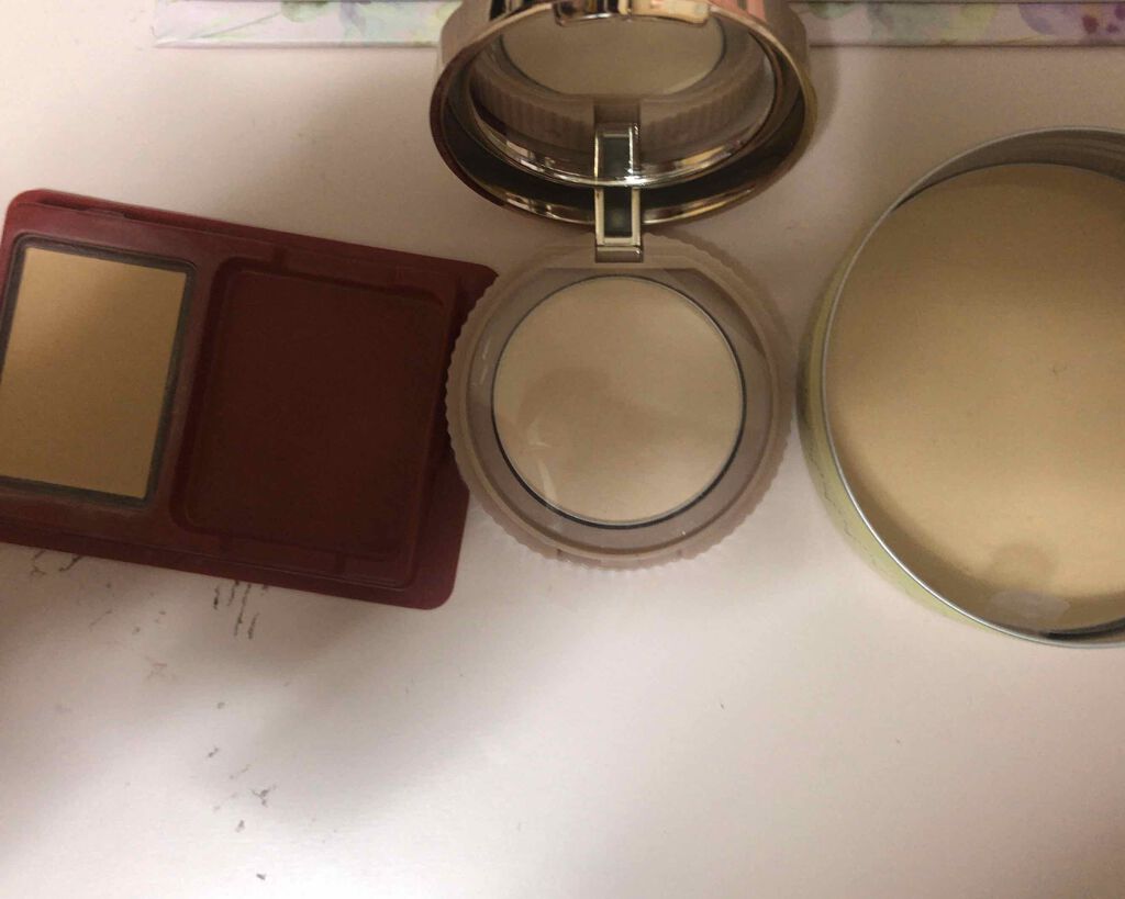 エアリータッチパウダー/クラブ/プレストパウダーを使ったクチコミ（2枚目）