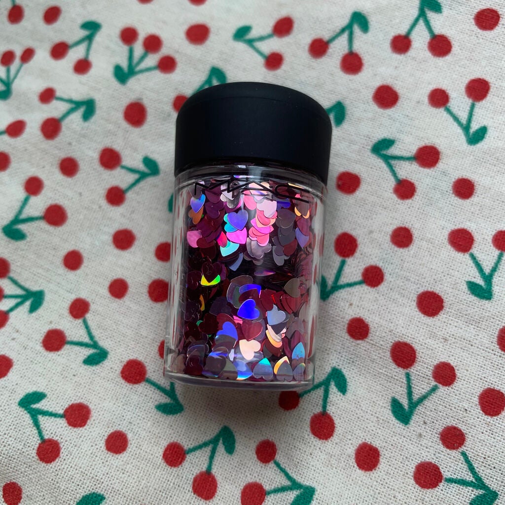 瑠華 on LIPS 「Macのグリッターです。ハート型と星形があって、ハートを目の下..」(1枚目)