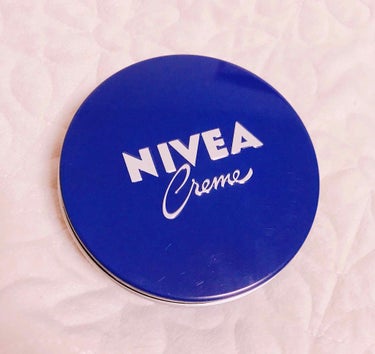 
🌷NIVEA  creme ~青缶~🌷


🌼良いところ🌼
・しっかり保湿
・美白効果あり(？)
・コスパ◎

🌼悪いところ🌼
・テクスチャは重め


こちらは有名なニベア青缶です！

体中どこにでも