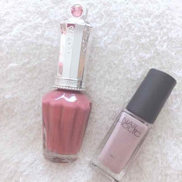 使用したネイルは

JILLSTUART ネイルラッカーR	
56 preserved flower

NAIL HOLIC  BE304 (恐らく)

です！
NAIL HOLICは番号が書いてあった