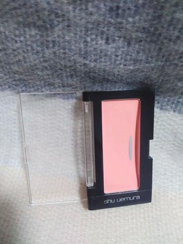 ▷shu uemura
▷グローオン　ソフトピンク　M335（2,500円）
▷ケース　（700円）

お仕事仲間からいただいたもの
ふんわり色づくチーク
ピンクだけど子供っぽくなりすぎないのが嬉しい
