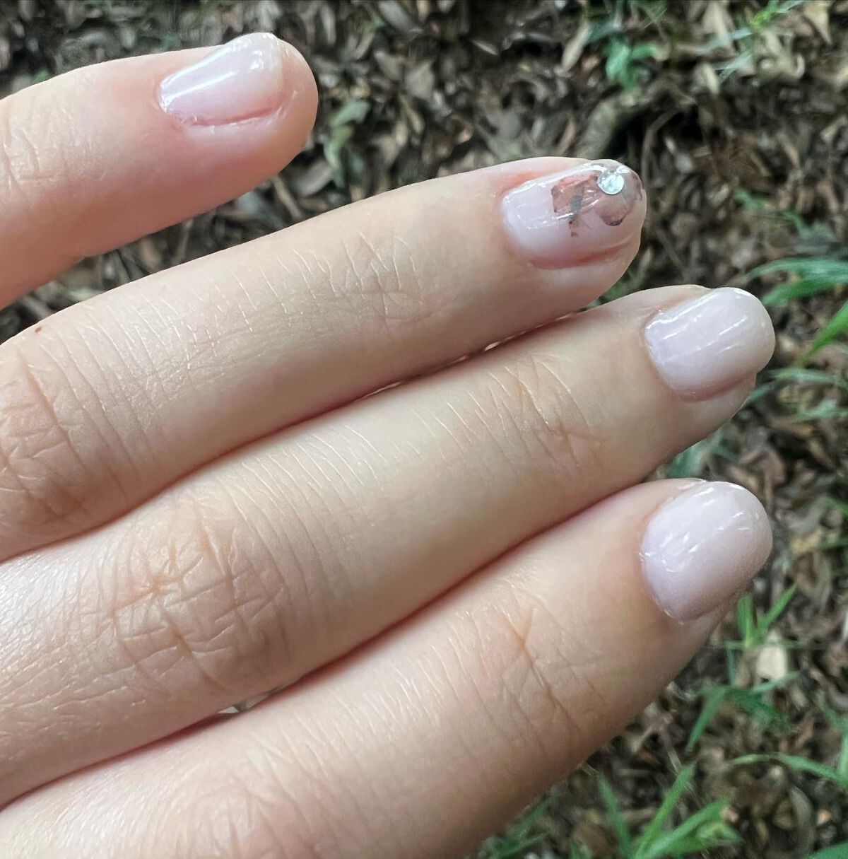 ayayan_yan on LIPS 「日焼けして肌の色が黒くなったから、シンプルなネイルにしてみた😂..」(2枚目)