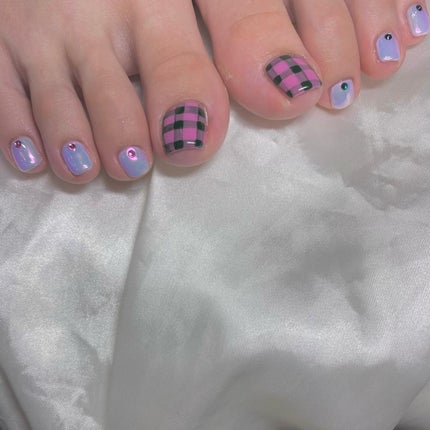 kanna on LIPS 「・・・ギンガムチェックフット💓💚オーロラベースに左右アシメのス..」(1枚目)