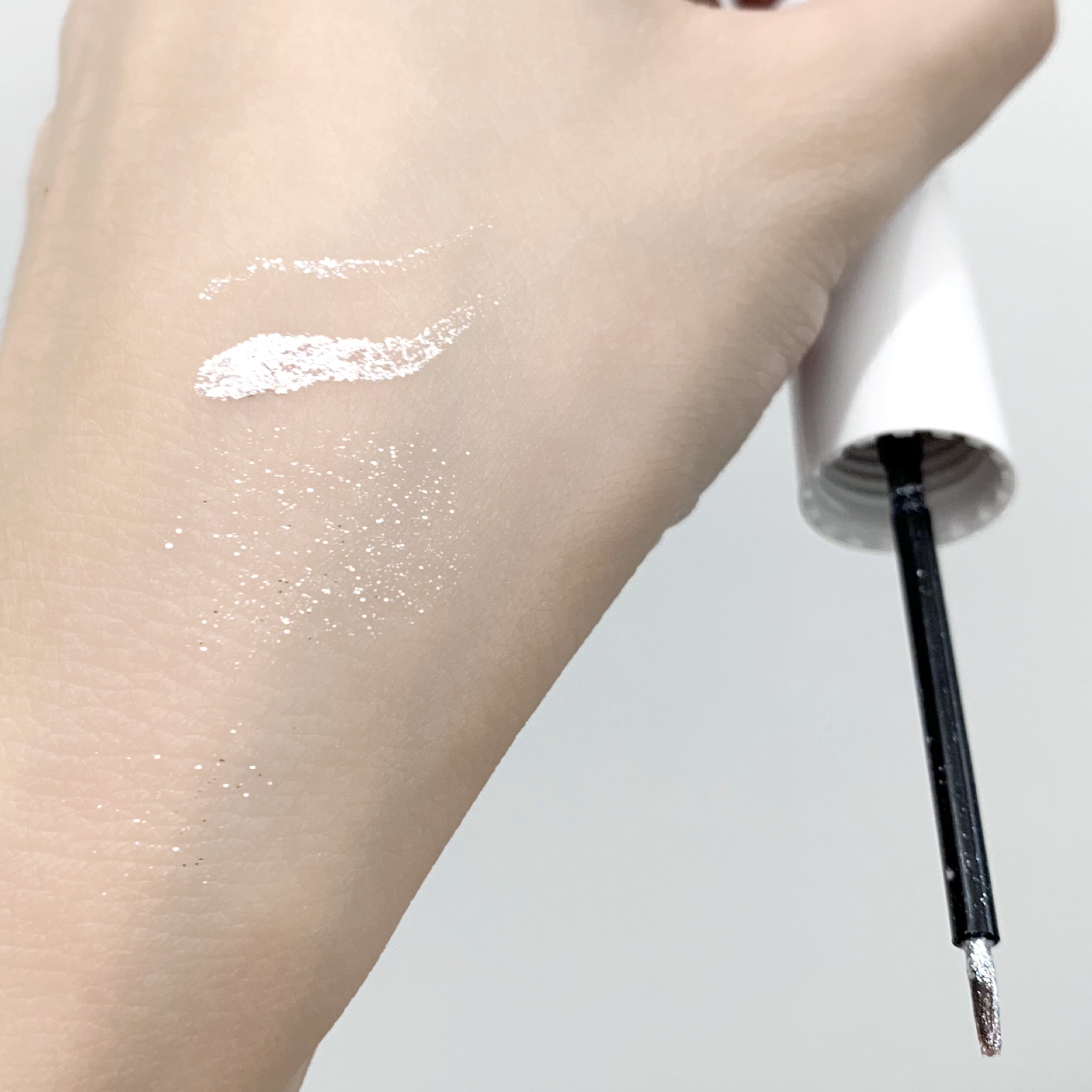 シピシピ グリッター イルミネーションライナー S/CipiCipi/リキッドアイライナーを使ったクチコミ（2枚目）