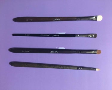 Ancci brush Ebony 26のクチコミ「アイシャドウベースを塗るのに24使用しています。イタチの毛なのでパウダータイプはもちろんリキッ.....」（3枚目）