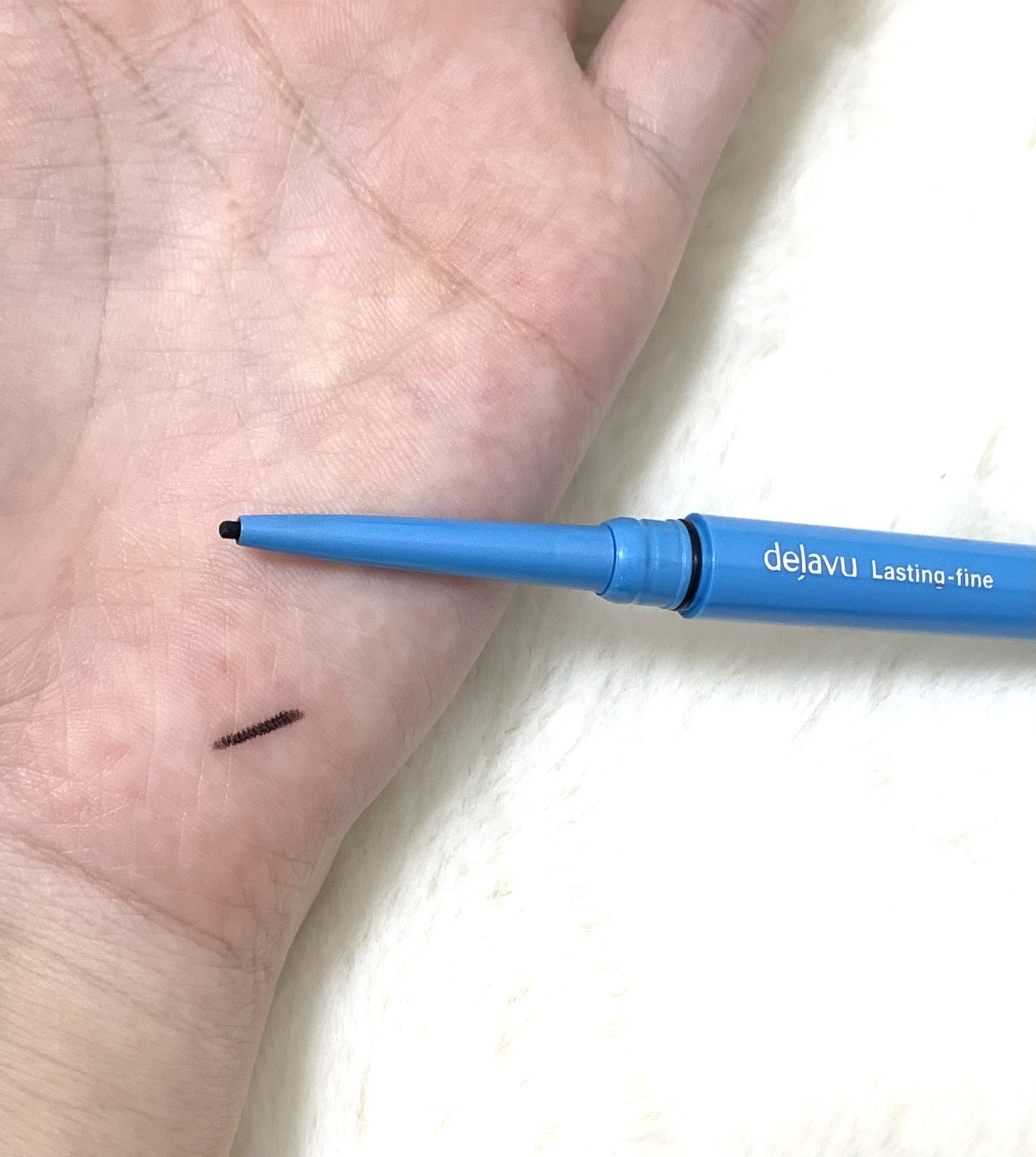 デジャヴュ　極細クリームペンシル ﾘｱﾙﾌﾞﾗｯｸ¥1,320



スルスル描きやすい！
⚠️出しすぎると折れます

アイシャドウ塗った後にアイラインを引き、
その上からパウダーを塗ると落ちにくさ🆙します✨
目を閉じた時に重なる所にアイ