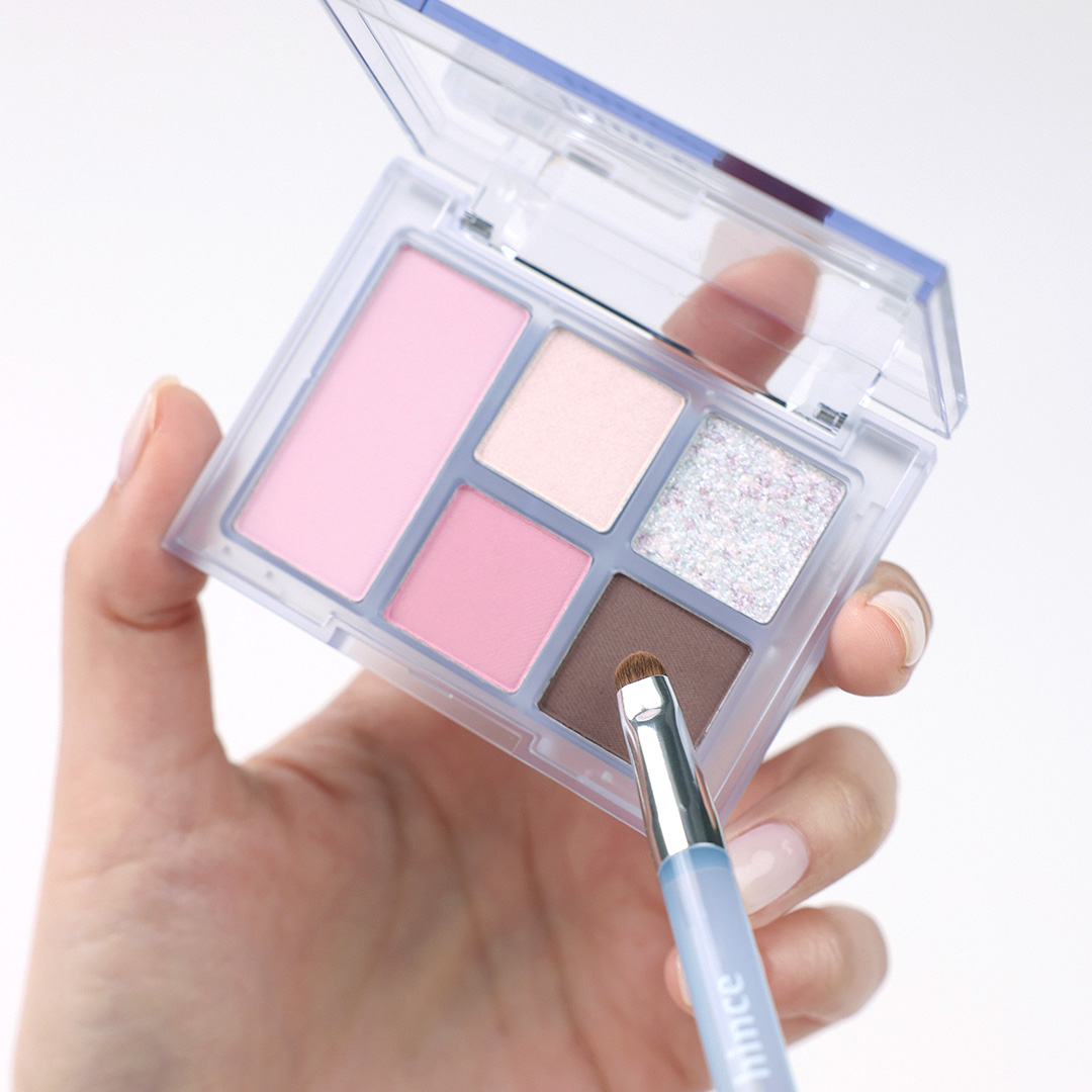 D-5
𝘽𝙇𝙐𝙀 𝘿𝙄𝙑𝙀 𝙀𝘿𝙄𝙏𝙄𝙊𝙉

6月1日からQoo10にて先行発売予定の「オールラウンドアイパレット」夏の新色2色🎐💙

ブルースパークリングパールが煌めくクリアな色を閉じ込めたデイリーマルチ