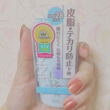 
土曜日ゲットしたこのセザンヌの皮脂テカリ防止下地のブルーを今日は紹介します💙
，
このピンクの下地は皆さん知ってると思うんですが、4月から（多分）ブルーが新たに仲間入りしたんです！！
，
これは肌をワ