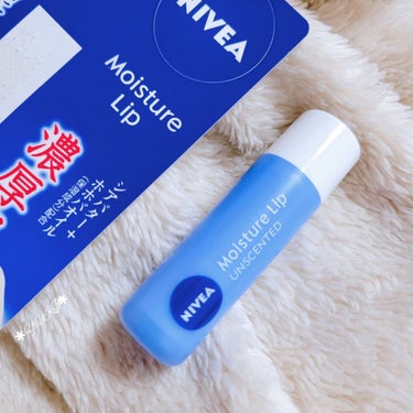 \ #NIVEA Ꙭ꙳ /
 
 
 
 
 
 
濃厚保湿の薬用リップバーム💄💋
自然由来の保湿成分*配合
(*シアバター/ホホバオイル)
 
潤いを与え、美しい唇へ♡♡
  
 
･･⋈･-･･--･⋈･-･･--･⋈･-･･--･⋈･-･･--･⋈･･
 
NIVEA ニベア
モイスチャーリップ
*無香料
 
･･⋈･-･･--･⋈･-･･--･⋈･-･･--･⋈･-･･--･⋈･･
 
 
 

＼＼嬉しいポイント／／

>>>シアバター/ホホバオイル(保湿成分)配合
つけ心地なめらか。
乾燥を防いで、
しっとり感を長続きさせてくれる。

>>>唇の荒れ&ひび割れを防ぐ
ビタミンE/グリチルレチン酸ステアリル配合


︎︎︎︎︎︎︎︎︎︎︎︎☑︎メントール無配合
︎︎︎︎︎︎☑︎無香料/無着色/無味
︎︎︎︎︎︎☑︎口紅下地にも使える
 

♡┈┈┈┈┈┈┈┈┈┈┈┈┈┈♡ 

ビタミンEのやつと
そんなに使い心地に違いはないかな。

ベタベタ感はないけど、
ゆきの荒れた唇には…
そんなに響いてくれてない気がする🤔💦

ななめカットはええよね！ 
これほんま付けやすくて嬉しい。

メントールが入ってへんから、
すーっとするのが苦手な人にええね。

ティントとかめっちゃ使うから、
下地になるんも嬉しい〜‼️
 
♡┈┈┈┈┈┈┈┈┈┈┈┈┈┈♡ 
 

あとさ!!思わんかった??
━━━━━☞無味!!笑
見ながらくすっとしてしまった(笑)
そこ笑うとこやないってな🤣🤣笑


 #衝動買いコスメ の画像 その2