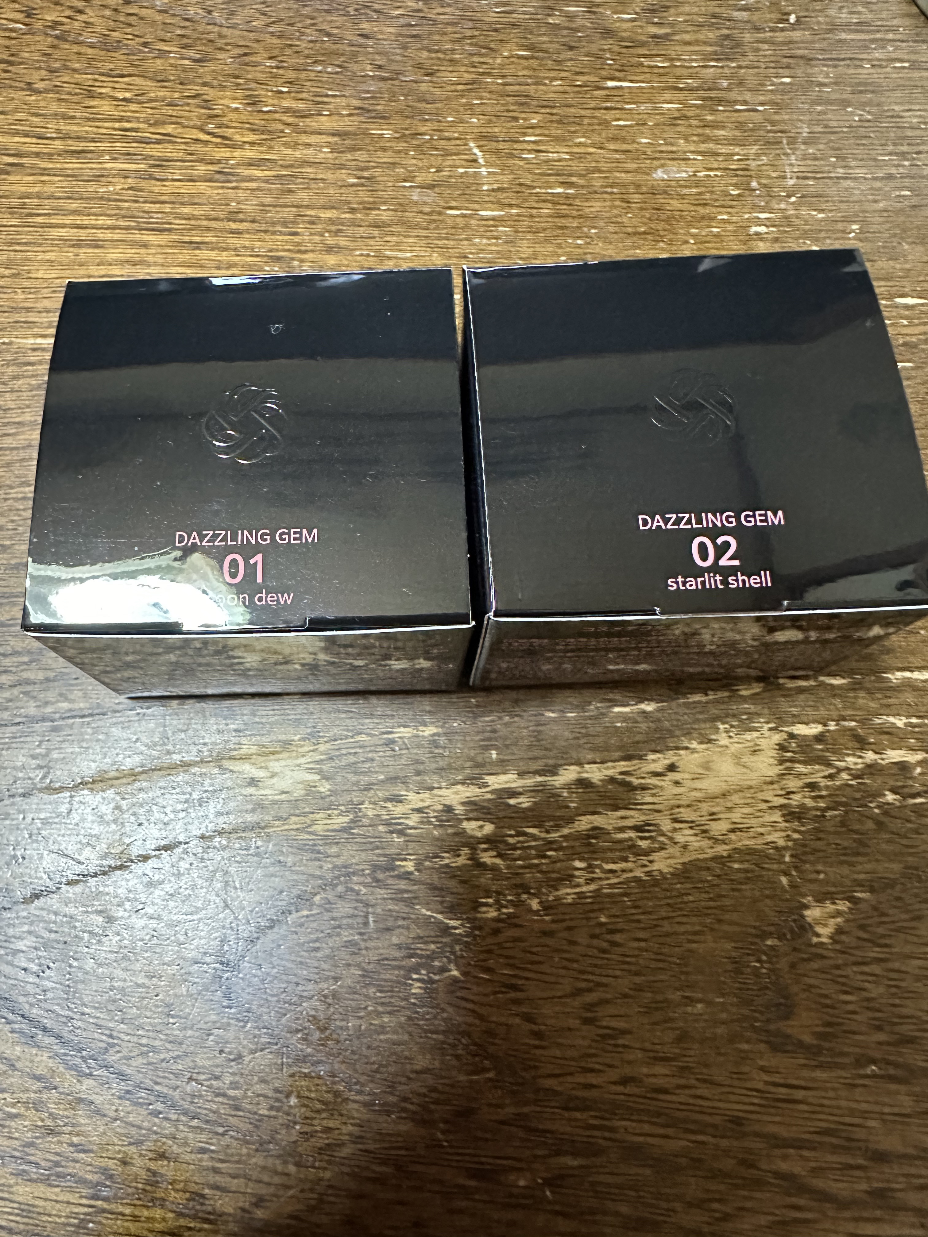 DECORTÉ　の　ダズリング ジェム　です♪

こちらは、新商品になります。

お色は
01番　moon dew
02番　starlit shell

もう1色も同時発売されましたが、私は2色だけにしました。

01番は、ゴールド系のお色