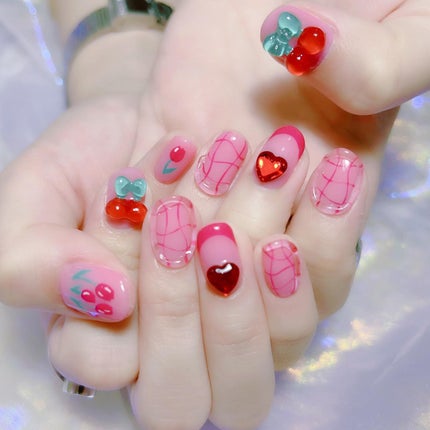 なかやまちえこ on LIPS 「さくらんぼのネイル🍒⠀⠀デザインイメージをいろいろお伺いして😊..」(1枚目)