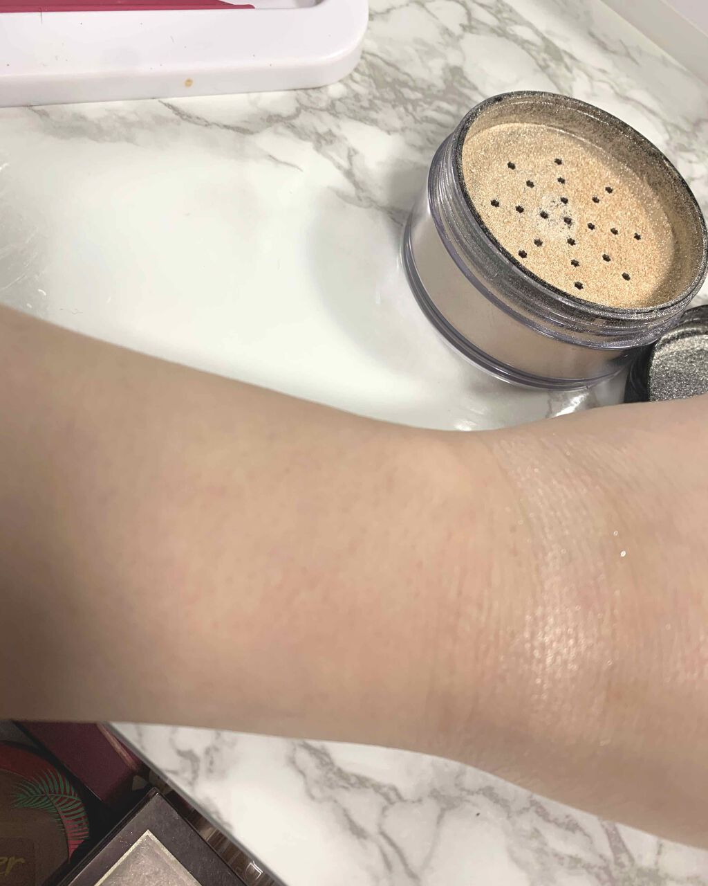 MegaGlo Loose Highlighting Powder/wet 'n' wild/ルースパウダーを使ったクチコミ(3枚目)