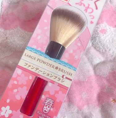 こちらは、すごくお気に入りで2本目です💗

200円でこんな良いブラシ買えるなんて最高です！！笑

結構柔らかくて、お肌に優しくパウダーがついてくれます☺️

次もリピしたい商品です🌸