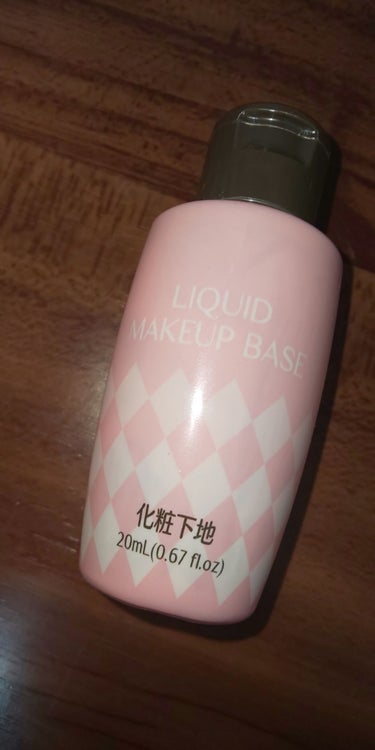 DAISO リキッド化粧下地Dのクチコミ「こちらはDAISOで購入した、日本製のリキッド化粧下地の使い切りコスメです。
夏後半から使いは.....」（1枚目）