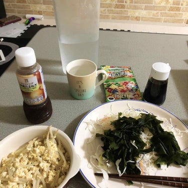 今日の夜ご飯は、
わかめサラダと、
もやし豆腐卵でチャンプルーもどき作った🥰🍴
遅くなったけどご飯にします😭