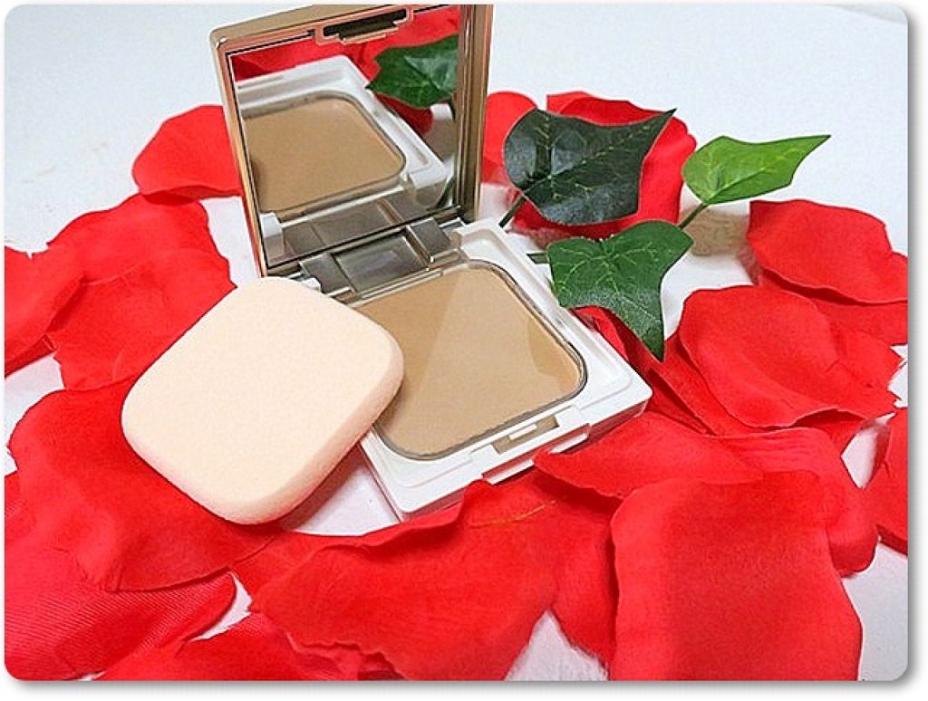 キスミー フェルム しっとりツヤ肌 パウダーファンデのクチコミ「カラーバリエーションは4色あって
02 自然な肌色です。
ゴールドのケースが高級感あって素.....」（1枚目）