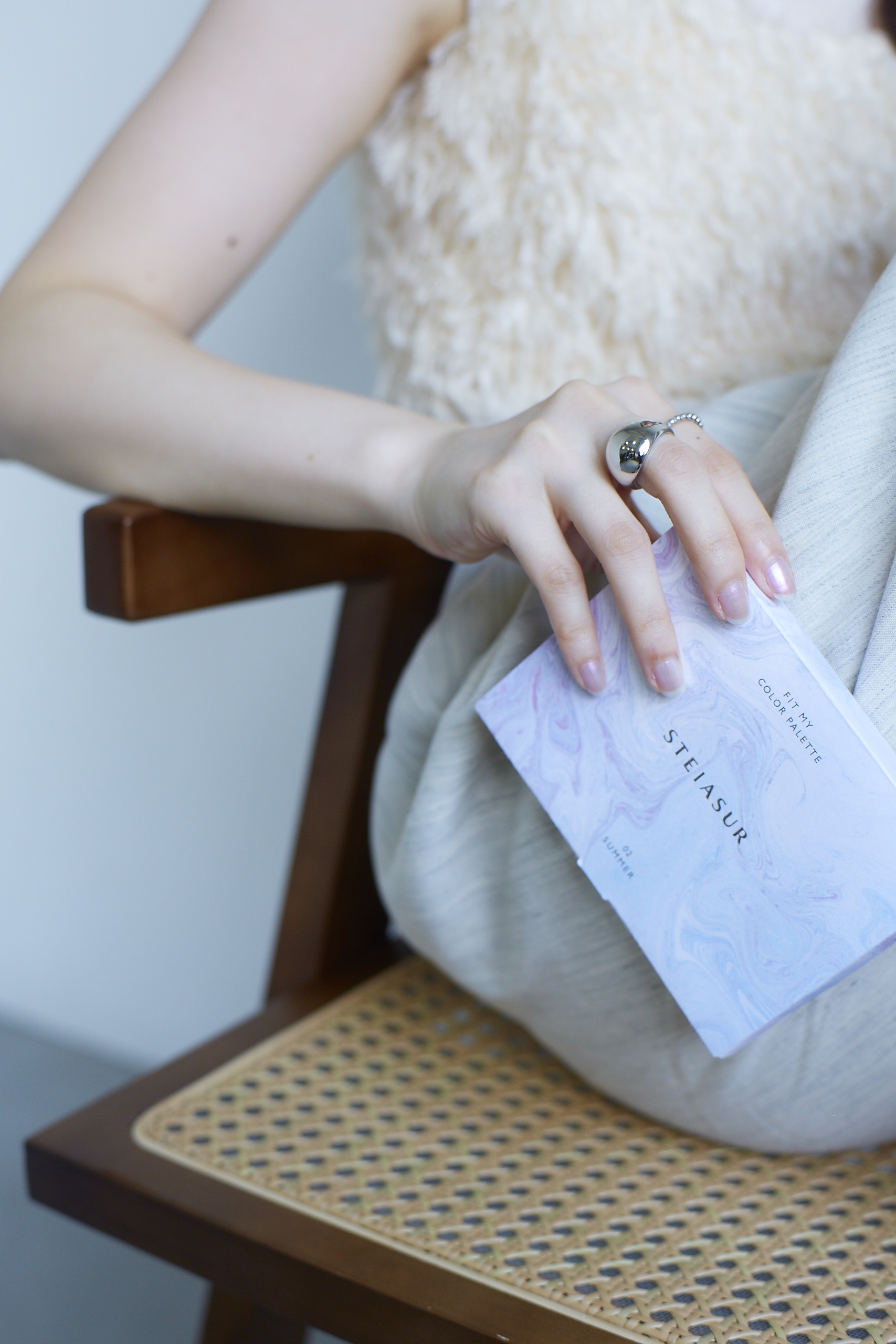 ラベンダーカラーの 02 SUMMER パッケージ。
涼しく、瑞々しいパッケージがグレーの本体ケースによく合います😚

ブルベ夏さんの肌を透明感あふれる明るさにしてくれる
SUMMER パレットを、ぜひこの機会に。


---------