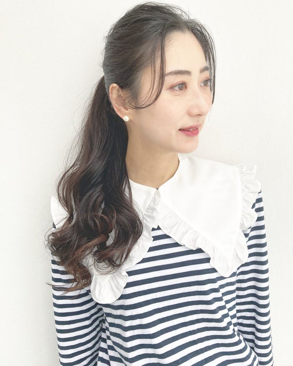 前髪がセンター分けのポニーテールの女性