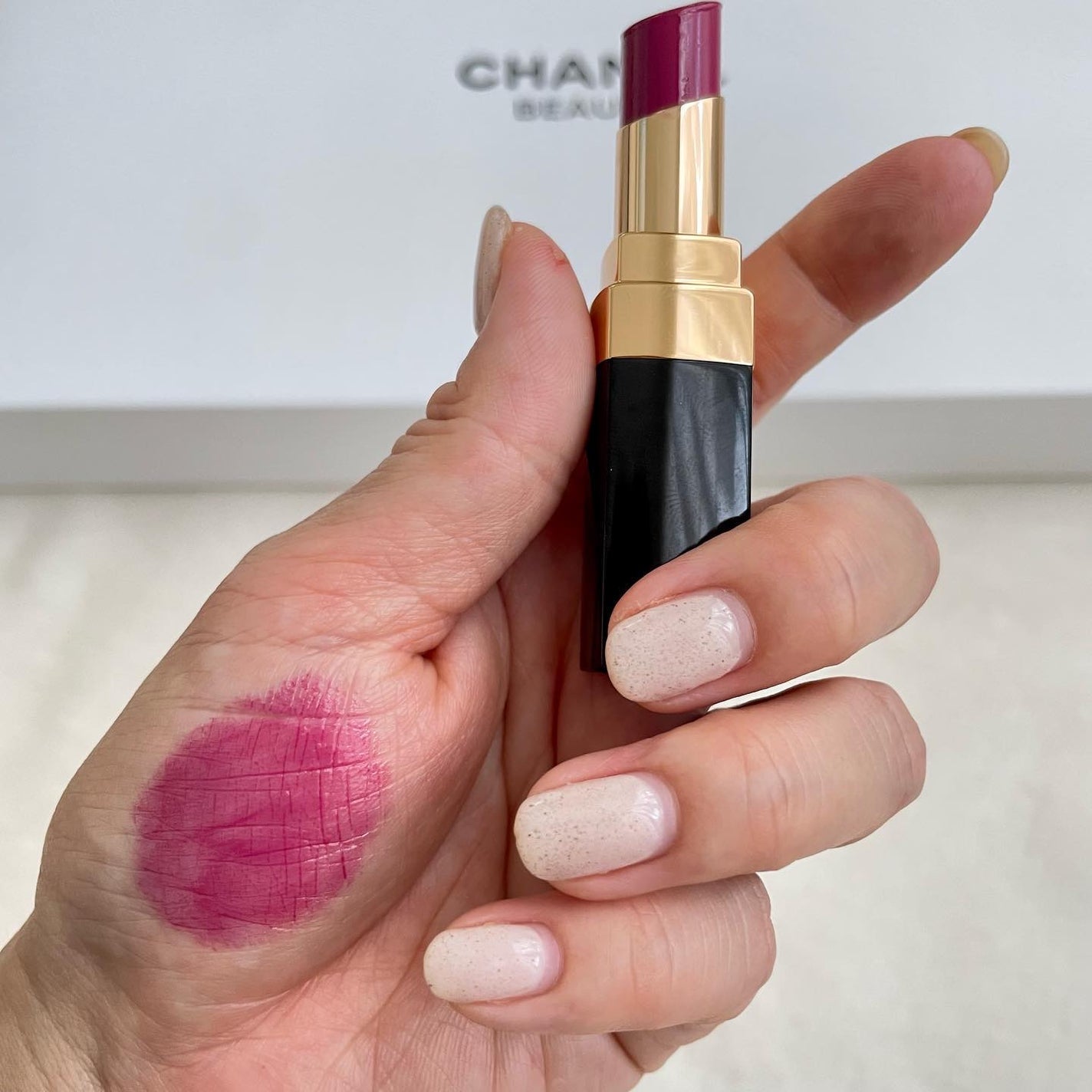 HIROMI アラフォーコスメ on LIPS 「【ブルベ冬のオシャレリップ💄】モノトーンコーデにカシスリップと..」(2枚目)