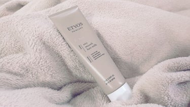 ETVOSのエアリースムースヘアミルクです。

◎お風呂上がりに使うと、髪にツヤが出て、きれいにまとまってくれます。

◎ドライヤーやアイロンの熱から髪を保護してくれます。

◎ヘアスタイリング剤として
