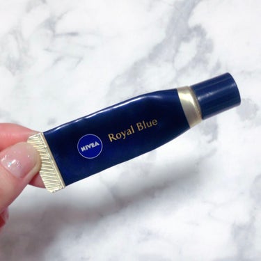 NIVEA
ロイヤルブルーリップ 濃密美容ケア


チューブタイプのリップクリームになります。



以下、使い切っても感想です。


出してみるとオレンジっぽい色をした
クリームですが、
唇に色がつく