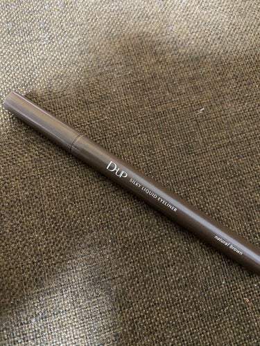 D-UP
シルキーリキッドアイライナー
ナチュラルブラウン🐻💛
ブラウンのライナーを使い続けて数年（笑）
今回はこれ🥳
濃くもなく薄くもなく
そして
ちょうどいい硬さの筆♩♬
太くも描けるし細くも描ける