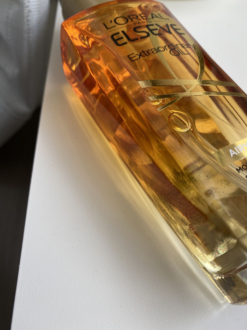 まとまりと軽さを両立した新ヘアオイル✨

▶︎湿度80%でもうねりと癖毛をケア
してくれて綺麗にまとまります🙆‍♀️
▶︎10年かけた新処方で16%軽くなりました！
▶︎潤い保護成分94%以上配合で、
芯から潤い毎日のダメージからケア💗