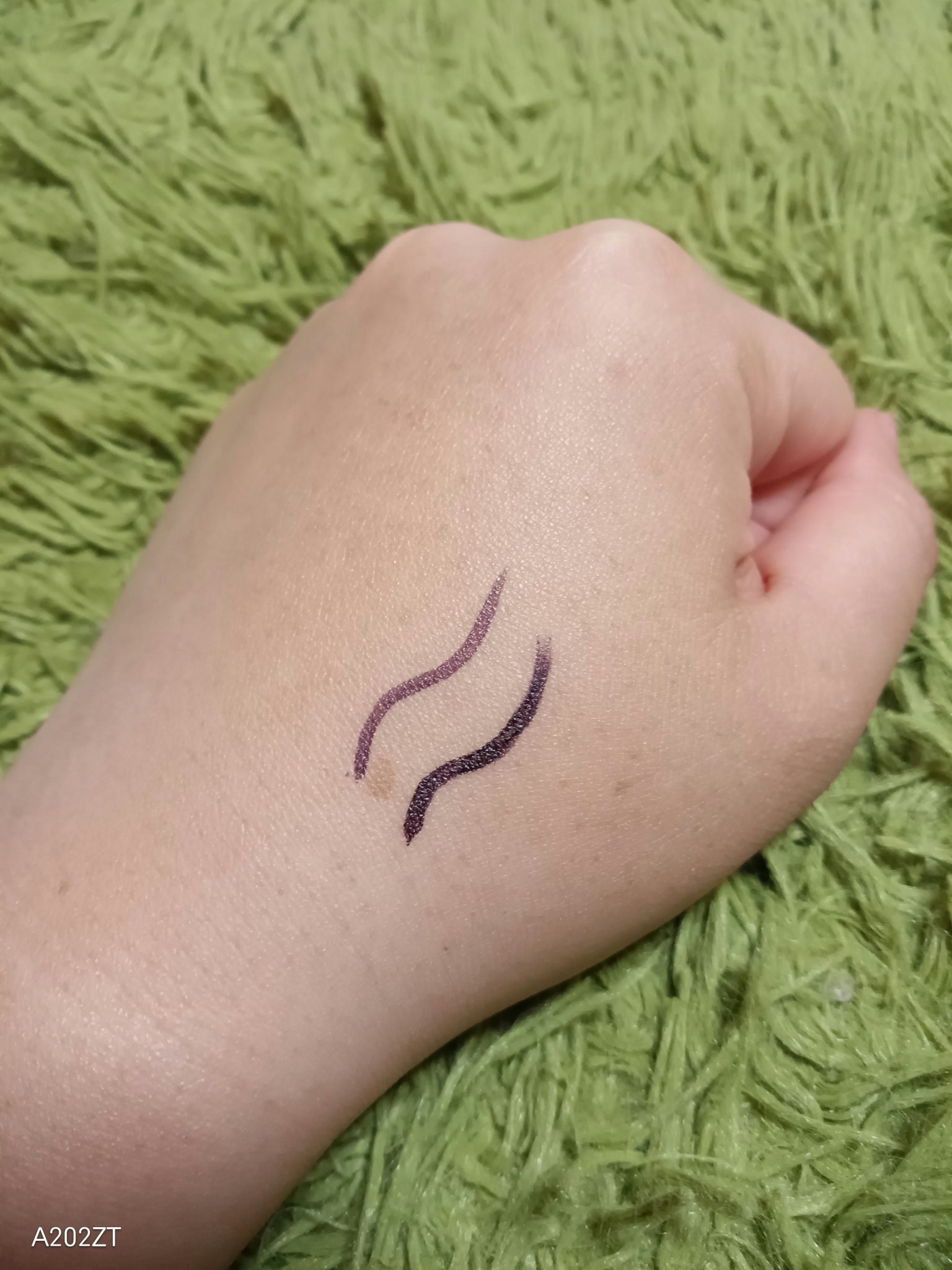 ウルトラカラー アイライナー PU-1 おしゃれな透明感 スモーキーパープル/MAYBELLINE NEW YORK/リキッドアイライナーを使ったクチコミ（2枚目）