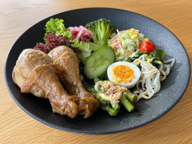 鶏肉や卵、野菜が乗ったプレート