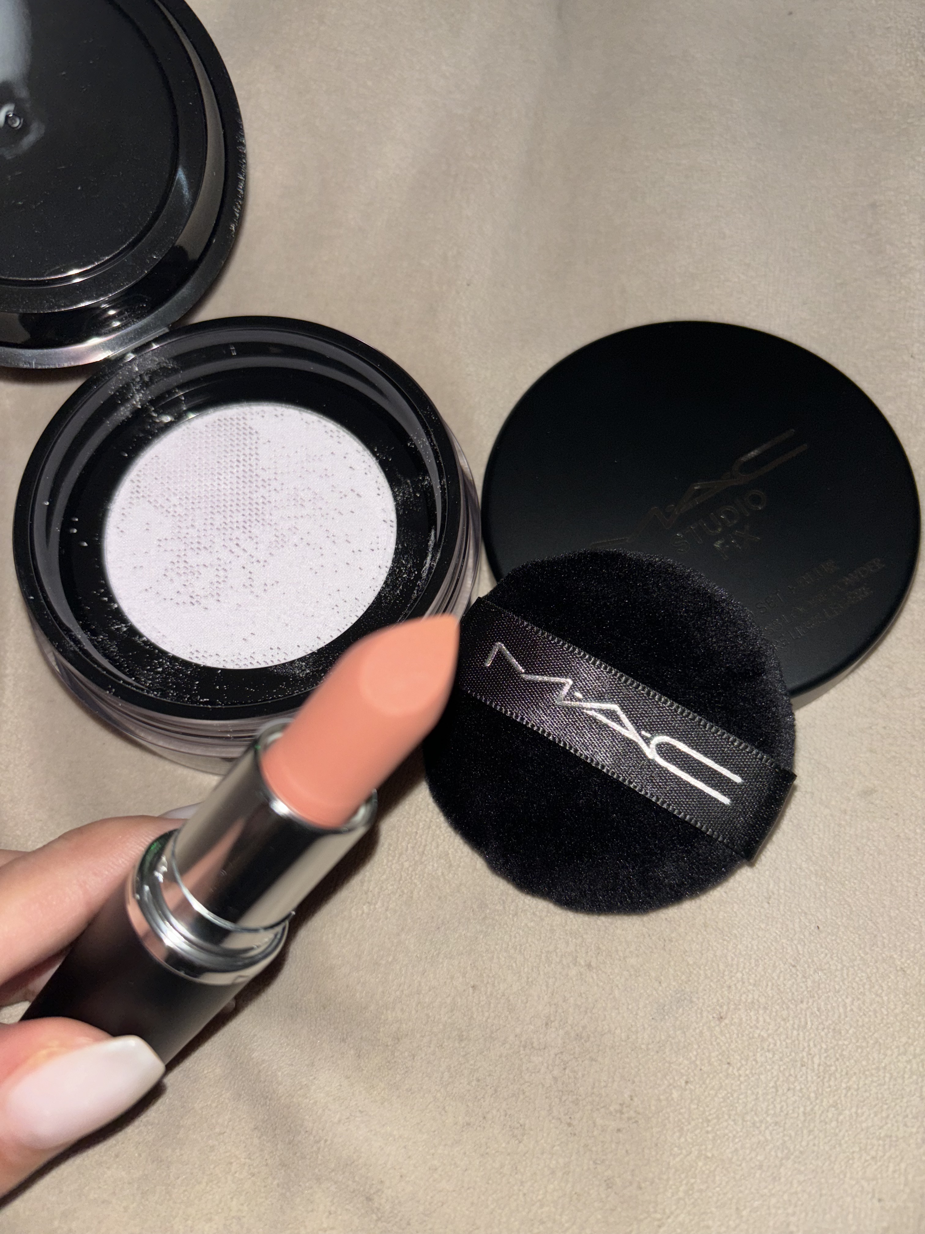 パウダーキス リップスティック カインダ ソアー タ/M・A・C/口紅を使ったクチコミ（2枚目）