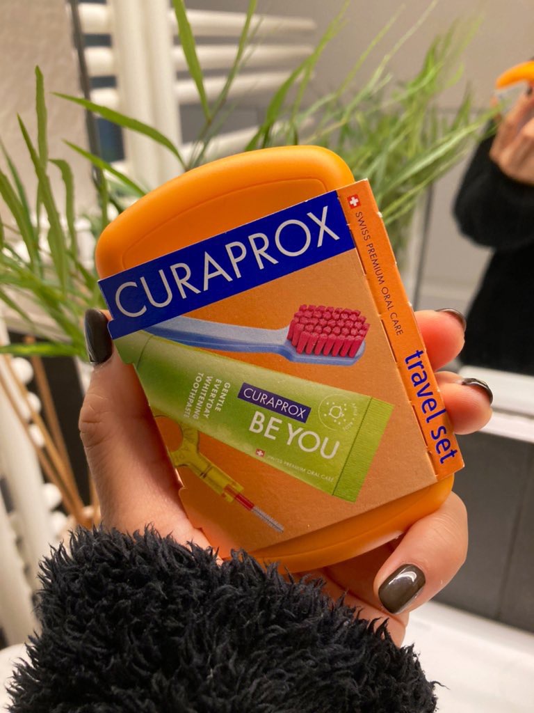 スイス発のオーラルケアメーカークラプロックス様よりトラベルセットいただきました✨

パケ開封したらおしゃかわだし😍 
歯と歯茎の境目までやわらかタッチなブラシ&アップルアロエ味歯磨き粉でリフレッシュ🍏

このカラフル感ほんとたまらないよ