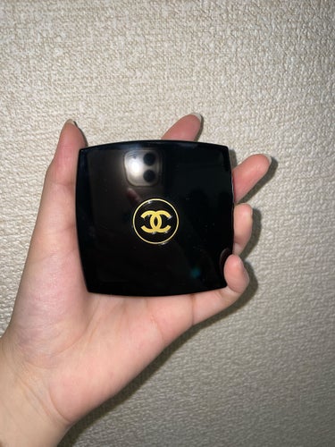 .
CHANEL
レ キャトル オンブル
747 メディテラネアン
.
.商品説明
ロクブリュヌ＝カップ＝マルタンの山の斜面に建つ、ガブリエル シャネルが所有していたヴィラ、ラ パウザ。
.
ラ パウザ