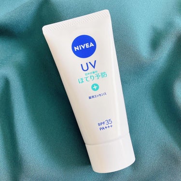 ニベアUV 
薬用エッセンス【医薬部外品】
80g 

新しく発売された"日々の紫外線により肌が赤くなる前に使う日焼け止め"💫
今までにない発想で驚きました☺️♡

-------------------------------------------
✔︎ 植物由来の消炎剤(有効成分:グリチルリチン酸ジカリウム)配合で、日やけ後のほてりを防ぐ、薬用の日焼け止め

✔︎SPF35／PA+++
主に短時間で肌の赤みを引き起こすUV-Bも、ハリ・弾力低下の原因となるUV-Aも防ぎます。

✔︎紫外線などにより乾燥しがちな肌のために、保湿成分としてアロエ保水成分*1 を配合。

*1 アロエエキス-2、異性化糖、PG
-------------------------------------------

なめらかなテクスチャーで、伸びがとても良い👌🏻
また、ひんやり感のある使用感なので、日焼け後にも良さそう❄️

ベタつかずサラっとした仕上がりで、ベースメイクとも相性が良いと感じました💓
ニベアということもあり、ボディケア品並みの保湿力があるそう💎
スキンケア感覚で使えるのも気に入っています🌸

日焼けをする前に塗っておくことで日やけを防いでくれるそう🌈
日焼けだけでなく雪焼けにも使えるアイテムなので、寒い地域の方には特にオススメ🤍
また消炎剤（有効成分）配合で、日やけ・雪やけ後のほてりを防ぐ、薬用UV

SPF35／PA+++なので、日常使いしやすそう🌿

爽やかなフローラルハーブの香りは、性別・世代問わず使いやすいと思います🥰

ニベア花王様よりご提供いただきました💐
ありがとうございます🙇🏻‍♀️

#ニベア#ニベアUV#薬用エッセンス#日焼け止め#サンエッセンス#ほてり#スキンケア#PRの画像 その1