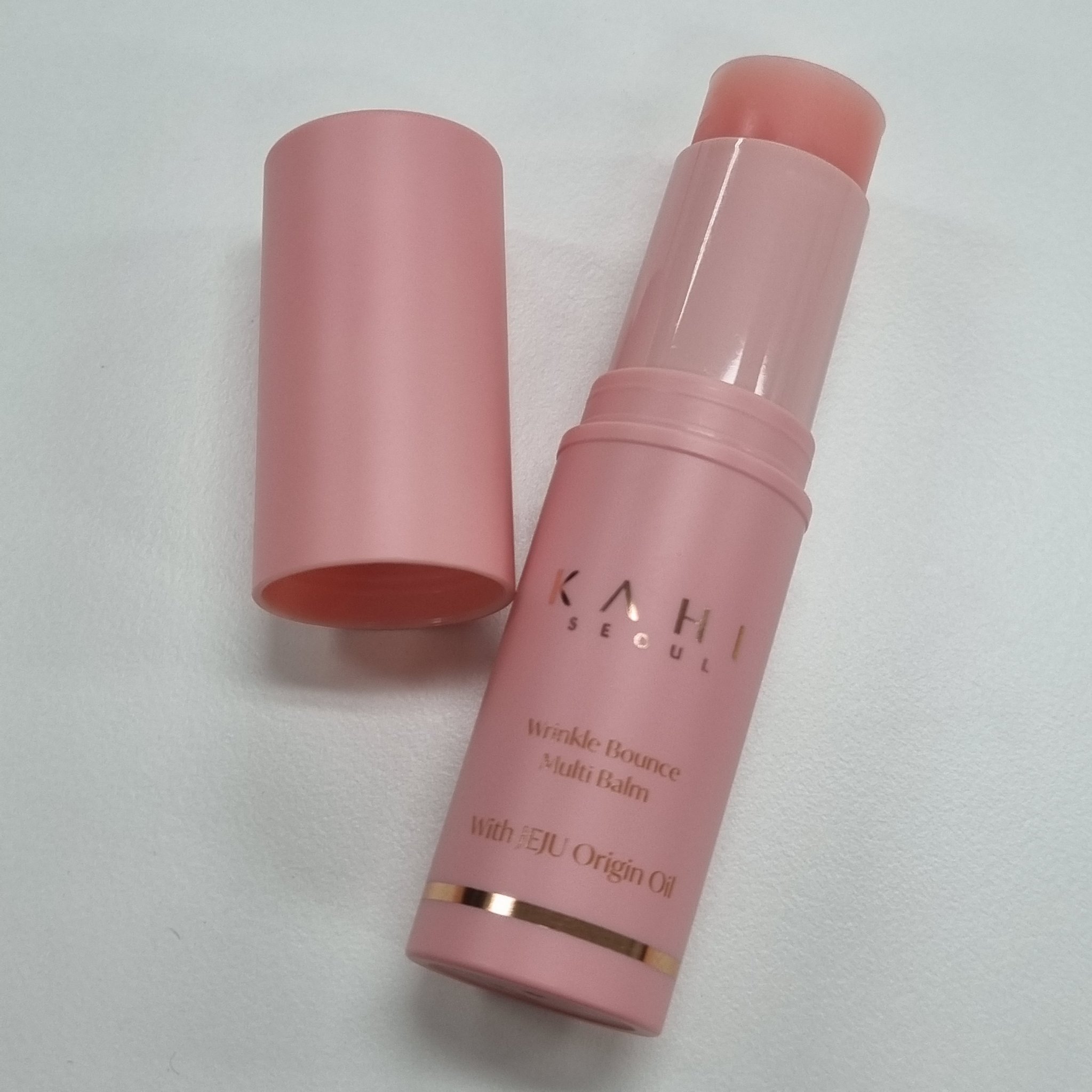 超しっとりな保湿バーム✨️
KAHI リンクルバウンスマルチバーム🎀

韓国ドラマでよく見るスティックタイプの保湿剤💧
手で塗るとベトベトが気になるけど
スティックタイプはすごい楽☺️

持ち運びも便利だし、顔だけじゃなくて
体や髪の毛