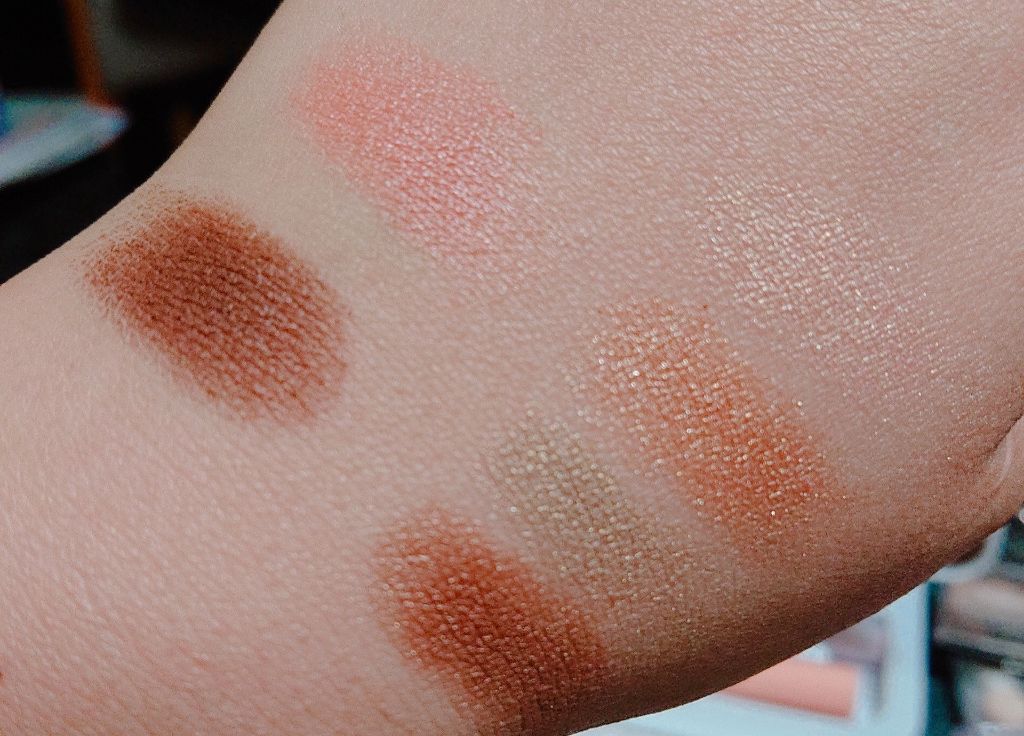 パウダーアイシャドウ ブルーミングキティ/DAISO/アイシャドウパレットを使ったクチコミ（3枚目）