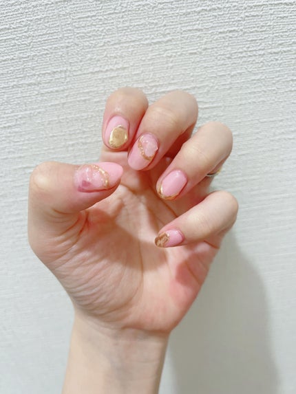 みち😼フォロバ🫶🏻🩷 on LIPS 「みち🫡です。今月のネイル💅右手🫶ピンクベース✖️紫のオーロラパ..」(1枚目)