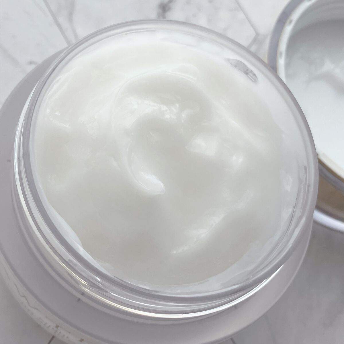 AWTEM ナイトリフトオールインワン（夜⽤ジェルクリーム）のクチコミ「”時間肌美容”
朝と夜の肌の違いに着目

朝は乾燥や紫外線から肌を守り、夜は睡眠中のうるおいや.....」（2枚目）