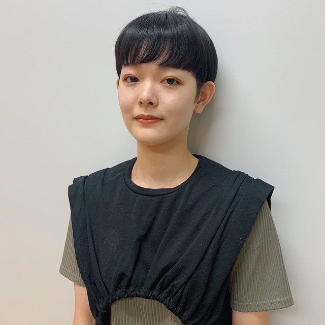 黒髪ショートの女性