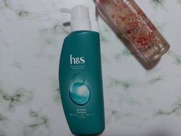 h&S
プレミアムスカルプヘアケア✨
シャンプー

フケやベタつき匂いなど頭皮悩みによりそってくれるシャンプーです.。o○

泡立ちはひかえめですが、爽やかなスースーした感じが楽しめ、地肌がスッキリして