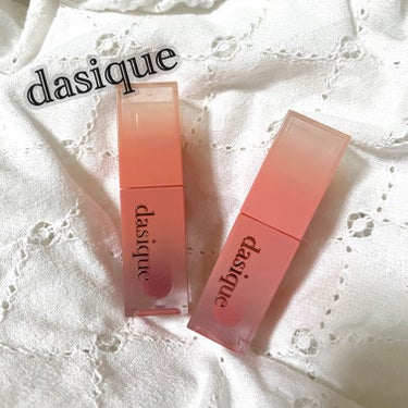 過去最大級におすすめリップ💄✨



【使った商品】dasique ジューシーデュイティント




【色味】  02  メロンシャーベット 🍈
                06  ローズアップル 🍎



【色もち】最高にいい❤️‍🔥



【質感】ベタつかないのにツヤツヤ✨
              名前の通り、ジューシーな唇になる🍒

            

【保湿】乾燥はしにくい



【良いところ】

本っ当に色持ちがいい🫶🏻

色が落ちたとしても汚くならず、元々の唇がピンクなのかな？？って位にキレイな色で残る😭💖

ティッシュオフすれば、コップにもマスクにも着かない！！のに乾燥もしない❣️



【イマイチなところ】少しピンクみが出る色がある





リップ難民はとりあえず1つ買ってみて欲しいです😭

ぜったいぜったい気に入るハズ///////♥️



ピンクが少しでも入ると似合わない人は色選びに注意が必要かも💦



 #LIPS投稿アワード_Qoo10メガ割  #気分UPコスメ  #初夏のオレンジメイク  #コスメ開封動画 #推しリップ #落ちないリップ の画像 その0