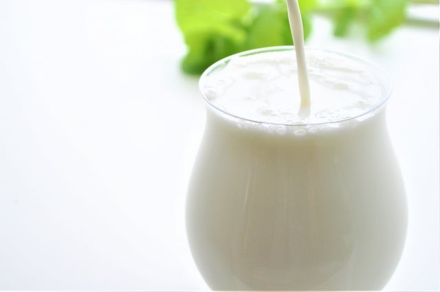 グラスに注がれる牛乳