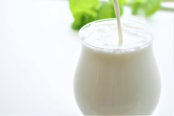 グラスに注がれる牛乳