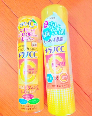 メラノCCの化粧水＆洗顔料のレビューです🍋
私の悩みはお肌が汚いこと、、😭
毛穴はひどいわニキビはできるわ、、散々でした、、
そんな時に使い始めたのがこれです！
匂いはかなり柑橘系！れもん〜〜〜〜🍋
使