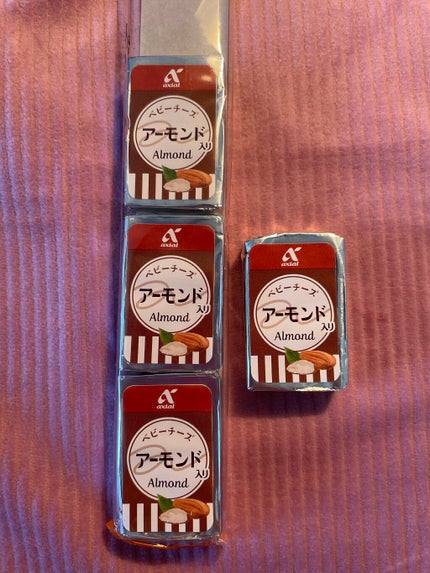 axial プロセスチーズ アーモンド入りのクチコミ「ベビーチーズ アーモンド
こんにちは、青梅です💡
おやつに食べてるチーズの投稿!
.....」(1枚目)