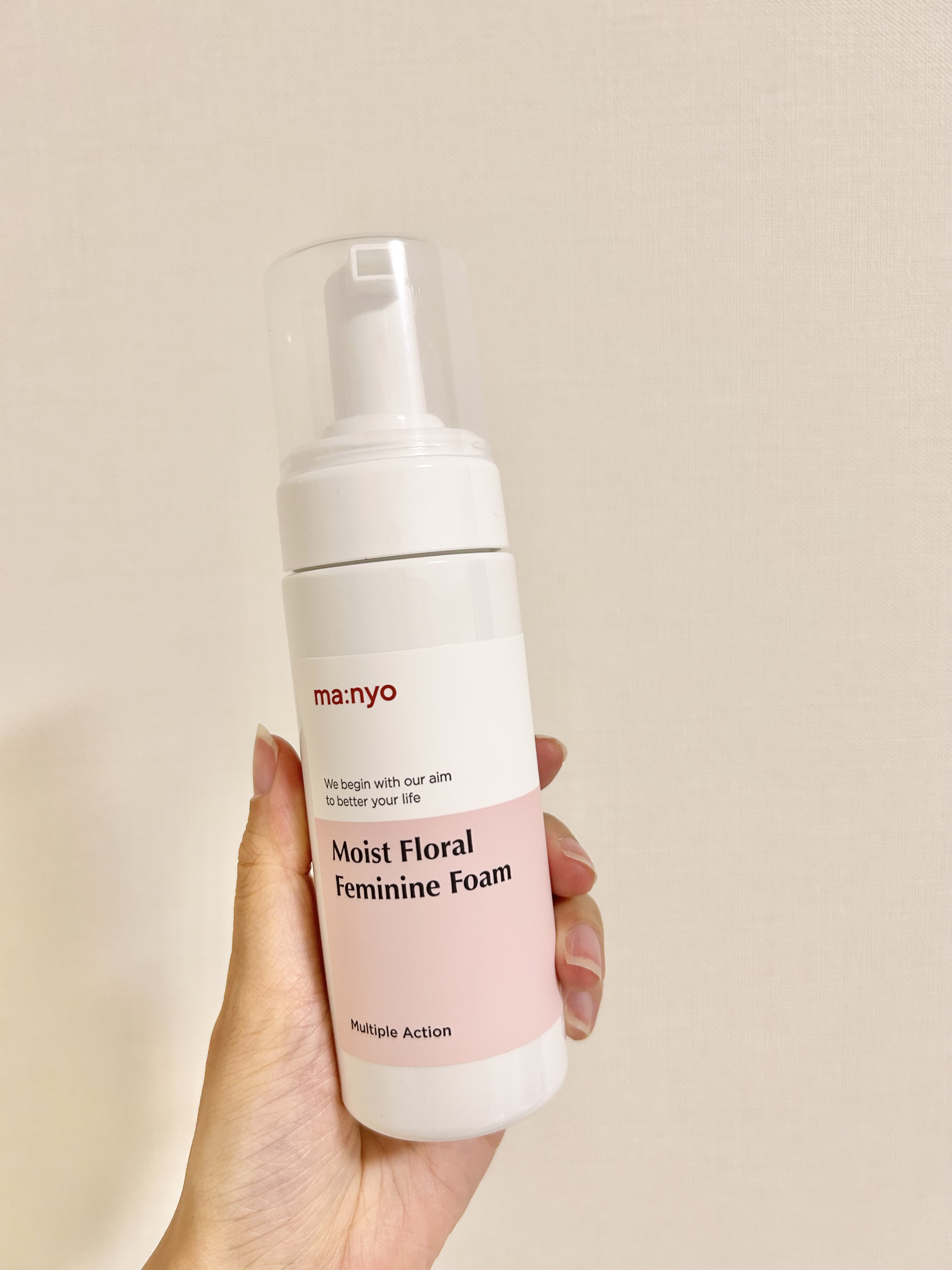 デリケートゾーン用ソープ🧼
泡で出るから、わざわざ出して泡立てる必要なくて楽ちん🫶🏻✨
泡で優しく洗えます。

ほんのり和の香り←
決して嫌な匂いじゃないです😌✨


韓国で購入しました🇰🇷💞