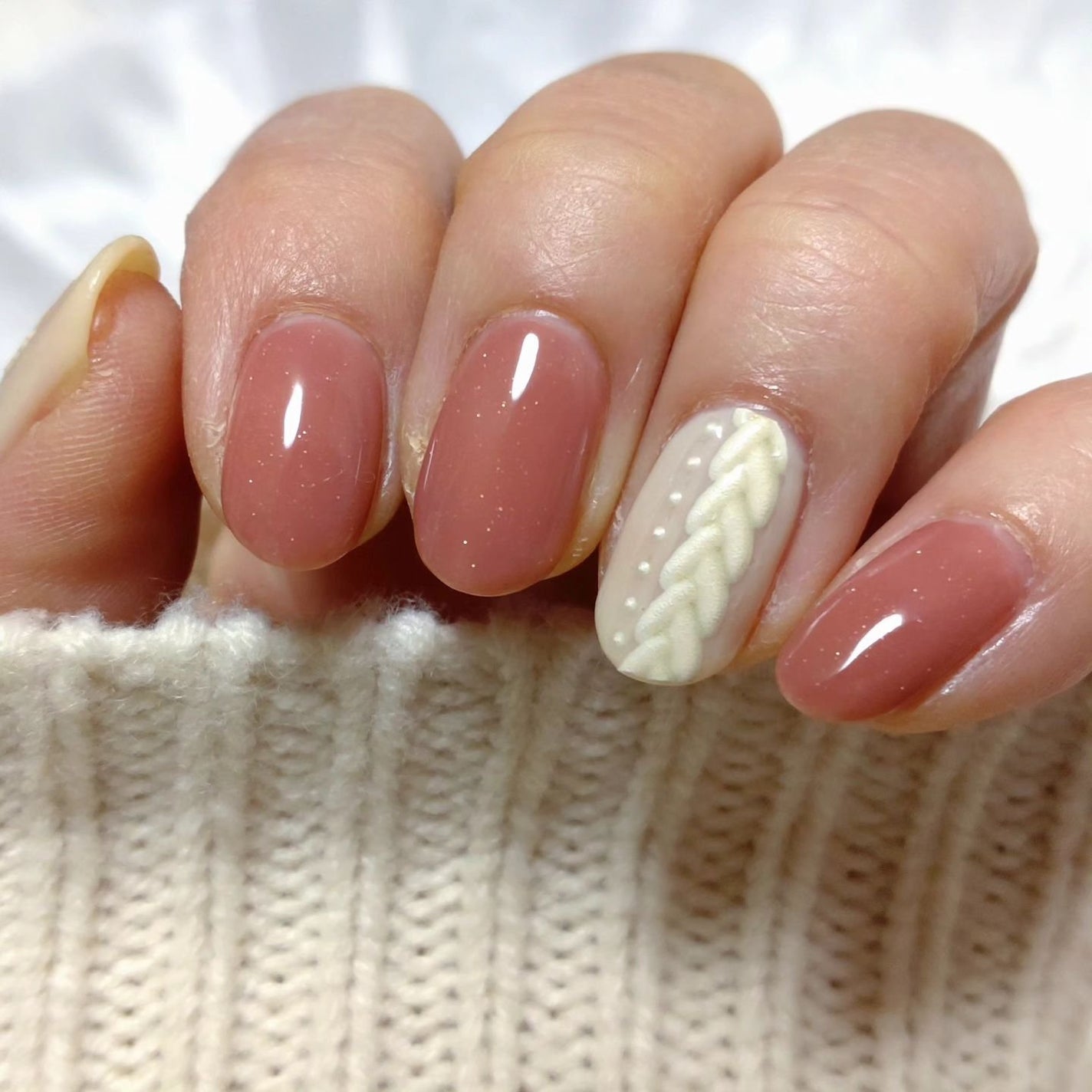 ミルクティ on LIPS 「✴✴#冬も終わりですが😆#ニットネイル🧶✴エセクの羽根ペンブラ..」(3枚目)