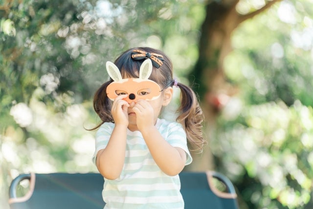 アイマスクを付けた子供