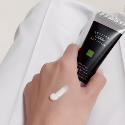 ボタニカルエッセンスインハンドクリーム (ライム&ブラックベリー)/クワトロボタニコ/ハンドクリームを使ったクチコミ(4枚目)