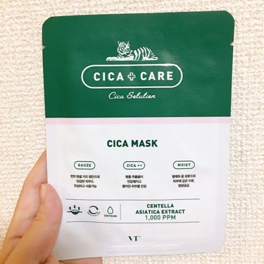 人気の「VT CICA MASK」ってどうなの❓

一回分のお試しレビューです🤗🧡

(※以前大容量パックの方をレビューしてますが、
この投稿はその前に作成してました。
投稿の順番が前後しますが悪しからず。。)

VTシカマスクといえば、大容量版が人気で有名ですが、お肌に合うのかわからないまま大容量を購入するのも怖いなと思って、
一回分のこちらをお試しで購入しました！

乾燥した肌を鎮静するシカリオに水分のバリア機能を強化するシカヒアルロン酸を配合しており、乾燥した肌にうるおいを補給して落ち着かせてくれるそう。

肌の鎮静効果が高いみたいです✨

乾燥が気になる方、にきびや吹き出物などの肌荒れに悩む方にピッタリかもしれません。

シートは二重になっていて、片方は顔に貼りつけたらはずします。

皮膚科で使用している特許ガーゼ生地を使用しているそうで、実際も見るからにガーゼっていう網網の素材で珍しいなと思いました。
(このシートの種類は大容量版とは違うかも)

液は案外少なめでした、どっちかというとさっぱり系で、夏向きかもしれない🌀

使用後は適度にうるおって肌のザラつきがとれてサラッとする感じ🥰

スキンケアって使い続けて初めて効果がわかることも多いので、一回じゃわからないところもあるけど、使用感としては良かったです💓

#VT_Cosmetics #VTシカマスク #VT_CICA_MASK #シートマスク 
#美容マスク #パック #スキンケア #打倒乾燥 の画像 その2